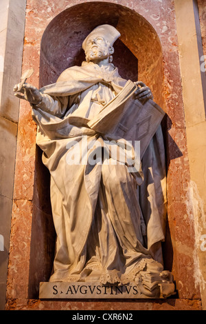 Saint Augustin. Statue baroque italien dans la Basilique de la Palais National de Mafra, Portugal. Banque D'Images