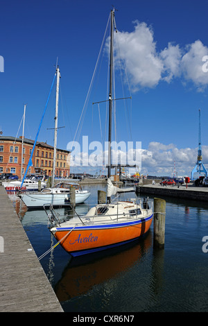 Les bateaux de plaisance, voiliers dans un canal Querkanal, dans le port historique de Stralsund, Mecklembourg-Poméranie-Occidentale Banque D'Images