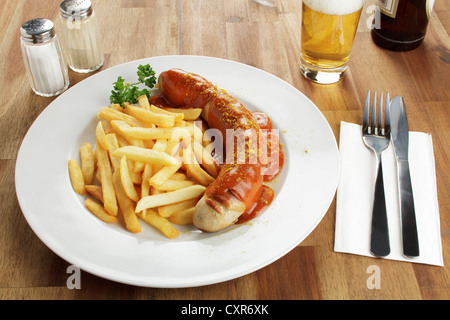 En saucisse sauce au curry avec des frites et de la bière Banque D'Images