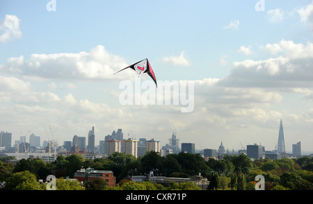 Cerf-volant haut sur Primrose Hill, Londres. Banque D'Images