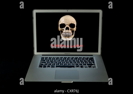 Crâne, ordinateur portable MacBook Pro Apple, 'Virenalarm', l'allemand pour l'alerte de virus Banque D'Images