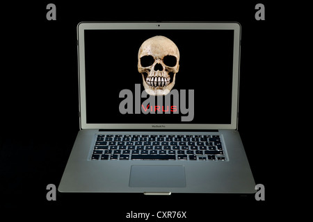 Crâne, ordinateur portable MacBook Pro Apple, virus, alerte de virus Banque D'Images