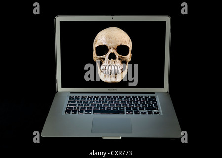 Crâne, ordinateur portable MacBook Pro Apple, virus, alerte de virus Banque D'Images