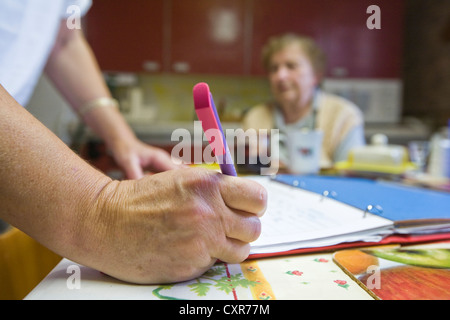 Les soins ambulatoires de l'infirmière de la Croix-Rouge allemande, Anke Lehmann assister à une crise cardiaque et l'enregistrement des patients les services fournis Banque D'Images