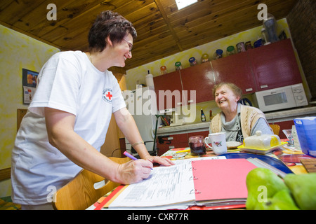 Les soins ambulatoires de l'infirmière de la Croix-Rouge allemande, Anke Lehmann préparer le petit-déjeuner pour une attaque cardiaque patient, Treuenbrietzen Banque D'Images