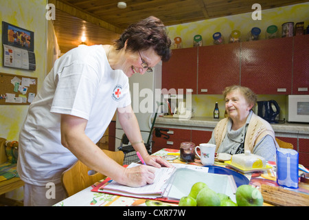 Les soins ambulatoires de l'infirmière de la Croix-Rouge allemande, Anke Lehmann préparer le petit-déjeuner pour une attaque cardiaque patient, Treuenbrietzen Banque D'Images