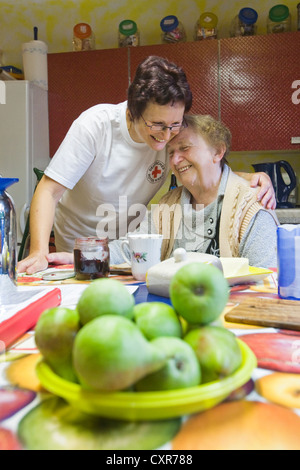 Les soins ambulatoires de l'infirmière de la Croix-Rouge allemande, Anke Lehmann préparer le petit-déjeuner pour une attaque cardiaque patient, Treuenbrietzen Banque D'Images