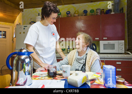 Les soins ambulatoires de l'infirmière de la Croix-Rouge allemande, Anke Lehmann préparer le petit-déjeuner pour une attaque cardiaque patient, Treuenbrietzen Banque D'Images