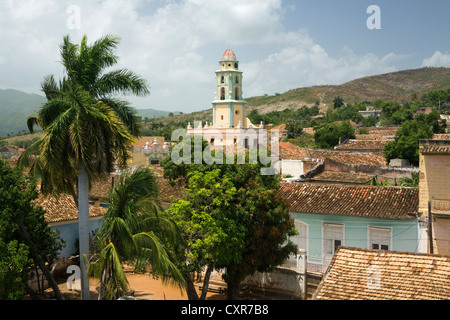 Vue sur le quartier historique avec la tour de l'ancienne église de San Francisco de Asis, Trinidad, Cuba, Amérique Centrale Banque D'Images