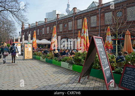Gastronomie, restaurants en tourisme dans le bâtiment historique de la gare de S-Bahn Hackescher Markt de Berlin, Banque D'Images