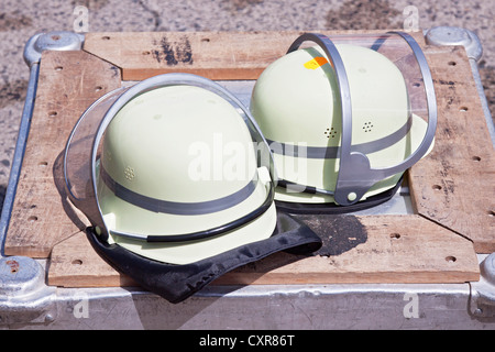 Les casques des pompiers, crate Banque D'Images