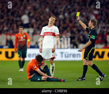 George Niedermeier, le VfB Stuttgart, recevant un carton jaune pour une faute sur Markus Rosenberg, le Werder Brême Banque D'Images