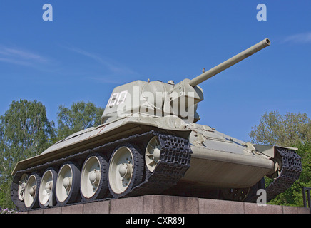 Réservoir T-34 russe, Sparrow, Mémorial soviétique dans quartier Tiergarten, Berlin, Germany, Europe Banque D'Images