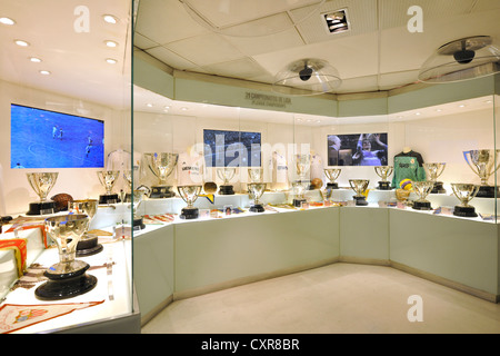 Vitrine, exposition, musée, Stade Santiago Bernabeu, football du Real Madrid, le quartier de Chamartin Banque D'Images