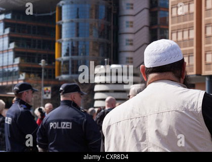 Salafistes, police, la distribution gratuite d'exemplaires du Coran, le Noble Coran, 14.04.2012, la Potsdamer Platz, Berlin Banque D'Images