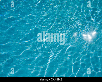 La lumière se reflétant sur les rides ET SUR L'EAU DANS LA PISCINE. Banque D'Images