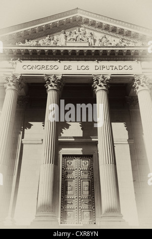 Lettrage et soulagement dans le tympan au-dessus de l'entrée principale, porte, sépia, vignette, Congreso de los Diputados, Chambre des Banque D'Images