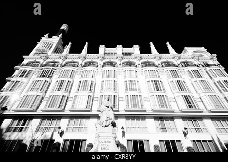 Pedro Calderon de la Barca monument situé en face de l'hôtel Gran Melia Fenix hotel de luxe, la Plaza Santa Ana, Madrid, Spain, Europe Banque D'Images