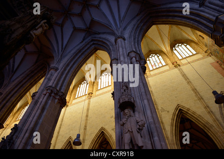 Contraste, plafond vouté, voir l'église, plafond, nef, réseau de nervures, ciel étoilé au milieu de l'allée latérale, vue intérieure Banque D'Images