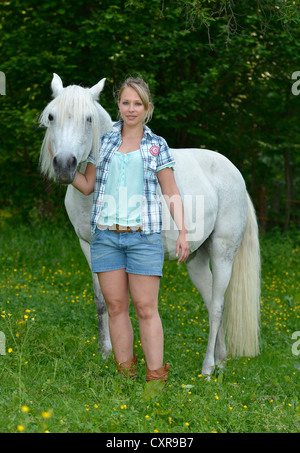 Jeune femme et cheval gris, Gingen, Bade-Wurtemberg, Allemagne, Europe Banque D'Images