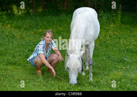 Jeune femme et cheval gris, Gingen, Bade-Wurtemberg, Allemagne, Europe Banque D'Images