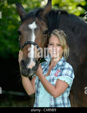 Jeune femme et cheval, Gingen, Bade-Wurtemberg, Allemagne, Europe Banque D'Images