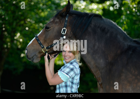 Jeune femme et cheval, Gingen, Bade-Wurtemberg, Allemagne, Europe Banque D'Images