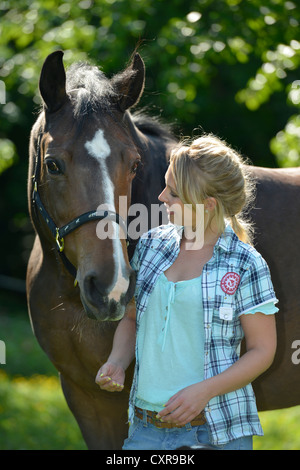 Jeune femme et cheval, Gingen, Bade-Wurtemberg, Allemagne, Europe Banque D'Images