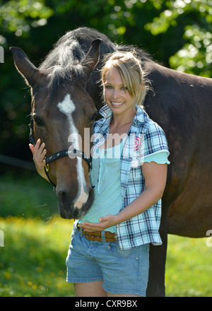 Jeune femme et cheval, Gingen, Bade-Wurtemberg, Allemagne, Europe Banque D'Images