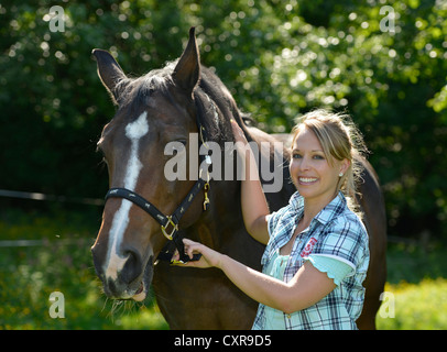 Jeune femme et cheval, Gingen, Bade-Wurtemberg, Allemagne, Europe Banque D'Images