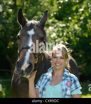 Jeune femme et cheval, Gingen, Bade-Wurtemberg, Allemagne, Europe Banque D'Images