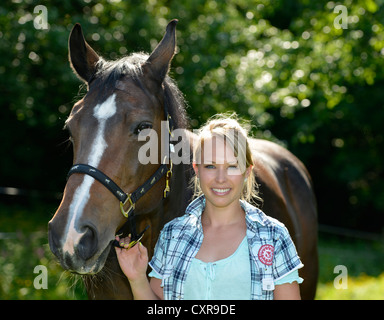 Jeune femme et cheval, Gingen, Bade-Wurtemberg, Allemagne, Europe Banque D'Images