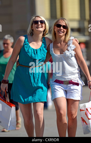 Les jeunes femmes, des amies, de shopping, la rue Koenigsstrasse, Stuttgart, Bade-Wurtemberg, Allemagne, Europe, PublicGround Banque D'Images