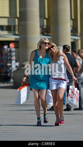 Les jeunes femmes, des amies, de shopping, la rue Koenigsstrasse, Stuttgart, Bade-Wurtemberg, Allemagne, Europe, PublicGround Banque D'Images