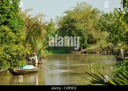 Bras de la rivière dans le Delta du Mekong, traditionnel bateau à rames, Can Tho, Delta du Mékong, au Vietnam, en Asie du Sud-Est, l'Asie Banque D'Images