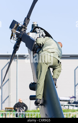 Le technicien rend l'entretien l'hélice d'un hélicoptère militaire Sikorsky UH-60 Black Hawk (P-70J) Banque D'Images