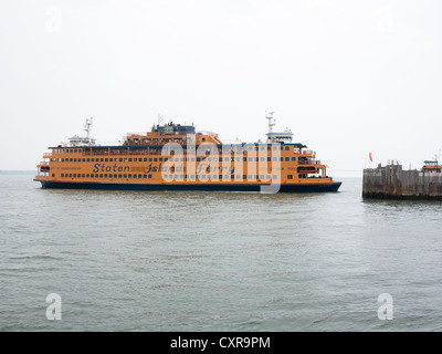 Staten Island Ferry avant d'amarre à Staten Island, New York, USA, Amérique du Nord, Amérique Banque D'Images