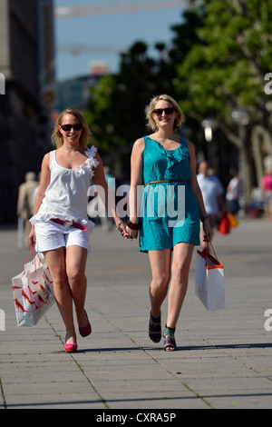 Les jeunes femmes, amis, shopping, Koenigsstrasse, Stuttgart, Bade-Wurtemberg, Allemagne, Europe, PublicGround Banque D'Images