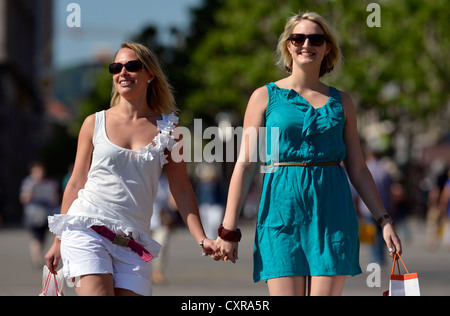 Les jeunes femmes, amis, shopping, Koenigsstrasse, Stuttgart, Bade-Wurtemberg, Allemagne, Europe, PublicGround Banque D'Images