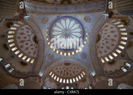 Toit voûté décoré, dômes, vue de l'intérieur de la Mosquée Sultan Ahmed ou Mosquée Bleue, Sultanahmet, le quartier historique Banque D'Images