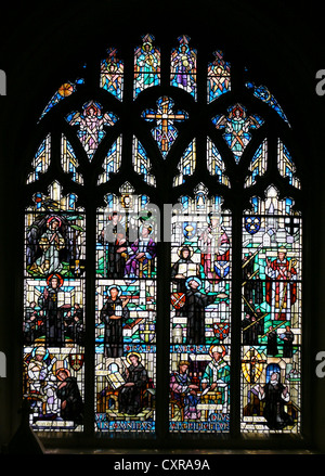 Un vitrail dans la cathédrale de Norwich, Norfolk, Angleterre, représentant divers saints et figures religieuses britanniques. Banque D'Images
