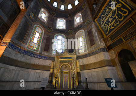 Vue de l'intérieur, Sainte-Sophie, Ayasofya, niche de prière islamique, mihrab, pour les Musulmans, la prière rituelle de la mosaïque blanchis Banque D'Images