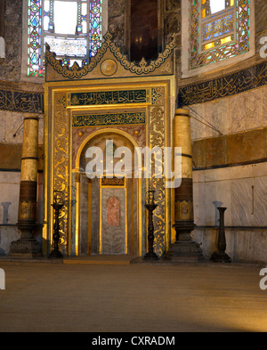 Vue de l'intérieur, Sainte-Sophie, Ayasofya, niche de prière islamique, mihrab, pour les Musulmans, la prière rituelle de la mosaïque blanchis Banque D'Images