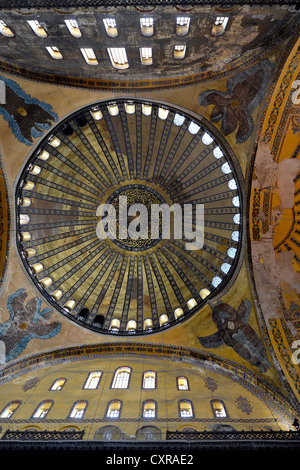 Vue de l'intérieur, plafonnier, pendentifs, Sainte-Sophie, Ayasofya, UNESCO World Heritage Site, Istanbul, Turquie, Europe Banque D'Images