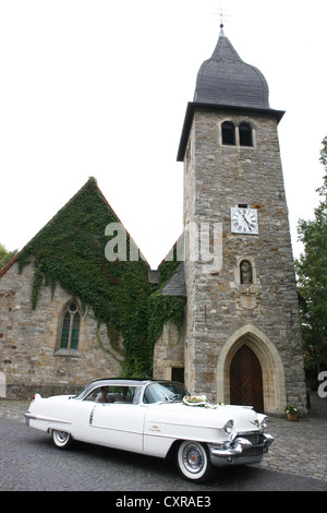 Vintage Car décoré comme un mariage voiture en face d'une église, mariage à Muenster, Germany, Europe Banque D'Images