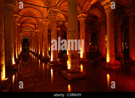 Yerebatan Sarayi, Citerne byzantine à Sultanahmet, allumé des arcs avec colonnes, vue de l'intérieur, Istanbul, Turquie, Europe Banque D'Images