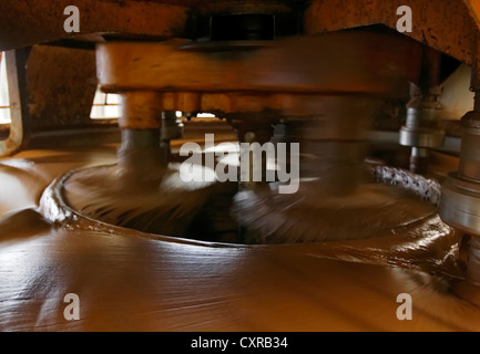Mélange de chocolat d'être remué dans une conche à une amende consistance, Smarties la production dans l'usine de chocolat Nestlé de l'AG Banque D'Images