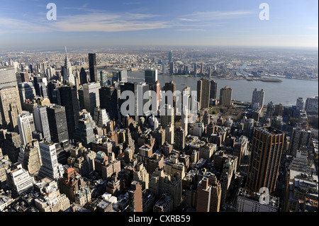 Vue depuis l'Empire State Building à l'Est de l'East River, ligne d'horizon avec le Chrysler Building, Midtown Manhattan Banque D'Images