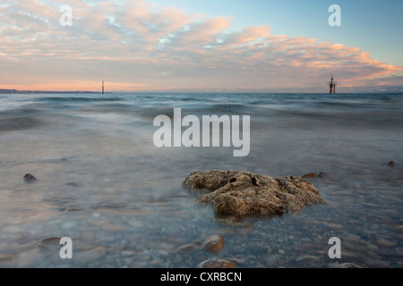 Crépuscule en hiver sur les rives du lac de Constance près de Constance, Bade-Wurtemberg, Allemagne, Europe, PublicGround Banque D'Images