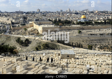 Vue depuis le mont des Oliviers sur le cimetière juif en direction de la mosquée Al-Aqsa et le dôme du Rocher, sur le mont du Temple Banque D'Images